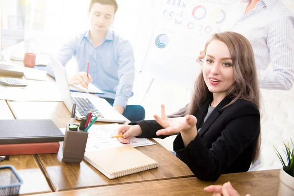 Imprenditrice che parla con la sua collega al tavolo di lavoro — Foto Stock