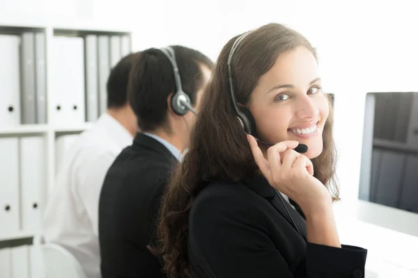 Krásná usměvavá žena pracuje v call-centru — Stock fotografie