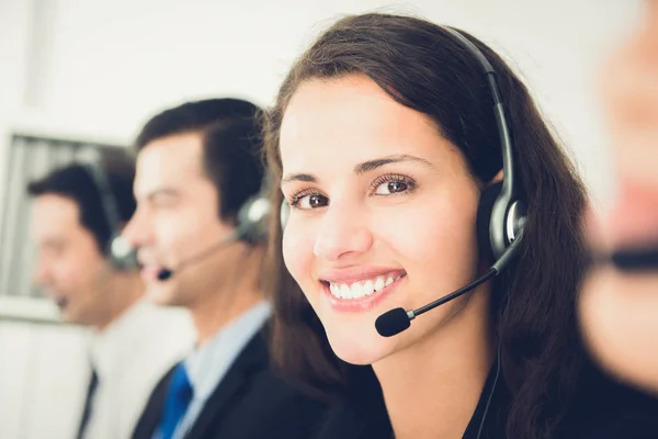 Hermosa mujer sonriente trabajando en el centro de llamadas — Foto de Stock