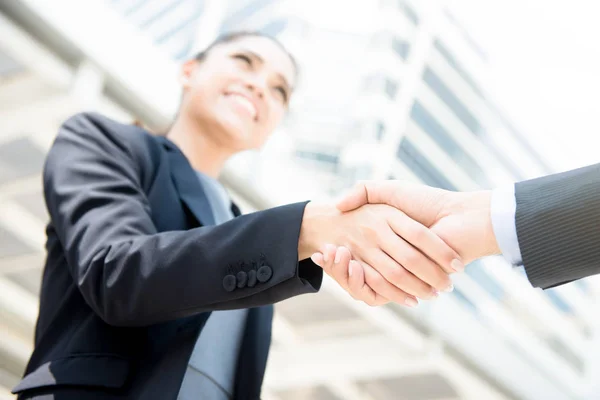 Businesswoman making handshake with a businessman — Stock Photo, Image