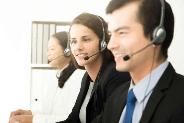 Mensen uit het bedrijfsleven werken in callcenter — Stockfoto