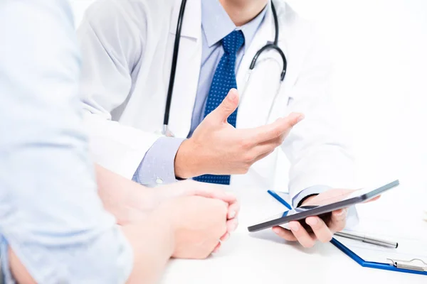 Doctor talking  and explaining treatment to patient — Stock Photo, Image