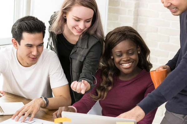 Gruppe von Studenten gemischter Rassen arbeiten zusammen — Stockfoto