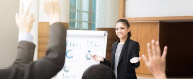 Sunuyu yapma ve fikrimi soran genç iş kadını