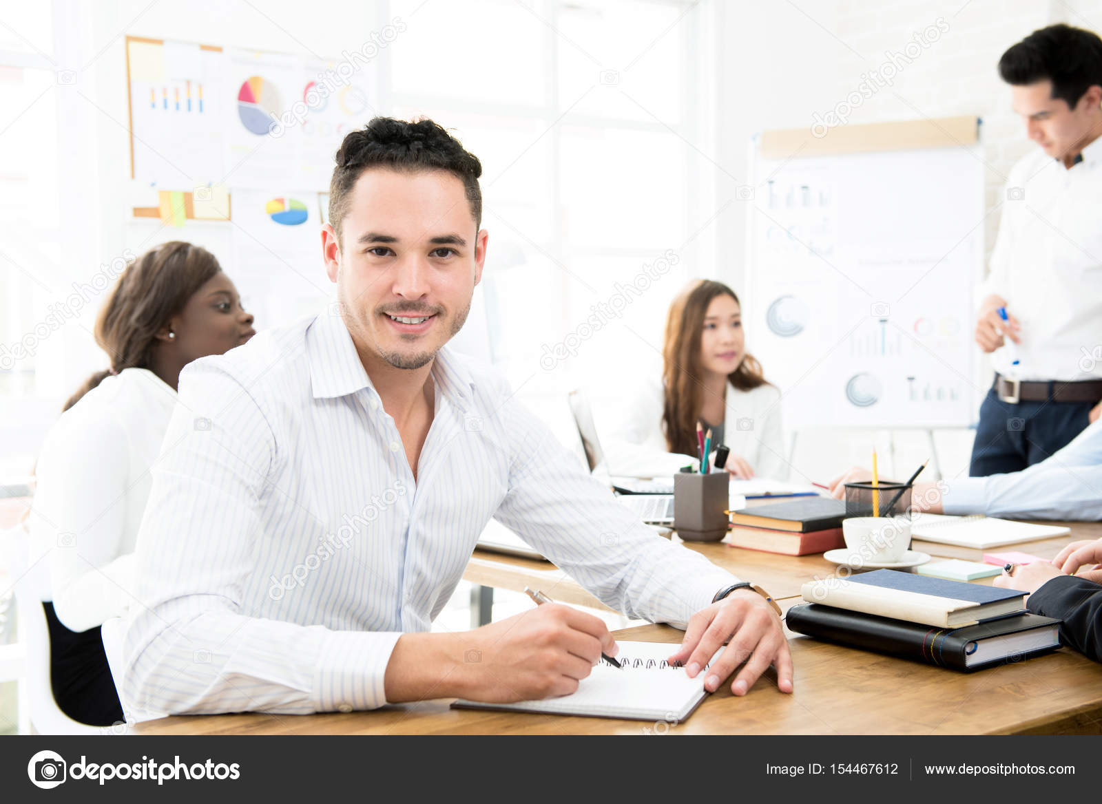 Homme d'affaires travaillant dans un bureau créatif avec ses collègues ...
