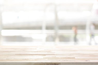 Ahşap masa üstü beyaz arka plan bulanıklık