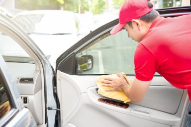 Araba kapı iç paneli temizlik oto servis personeli 