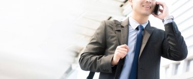 Smartphone, panoramik afiş konuşan işadamı 