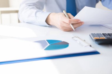 Holding ve mali belge, masanın üstüne arıyor işadamı