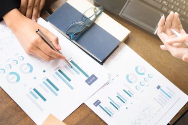 İş adamları mali veri çözümleme