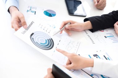 Tartışmak ve mali analiz iş adamları belgelerine grafik