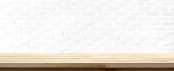 Mesa de madera sobre fondo de pared de ladrillo blanco — Foto de Stock