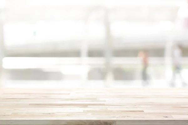 Holz Tischplatte auf weißem unscharfen abstrakten Hintergrund — Stockfoto