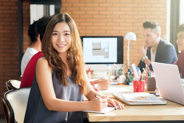 Mujer de negocios casual en la sala de reuniones — Foto de Stock