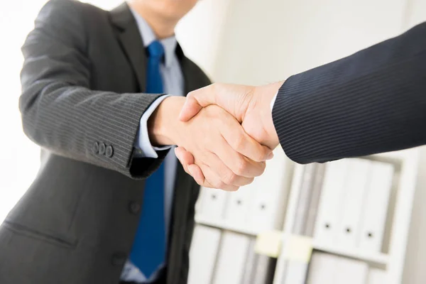 Empresários fazendo aperto de mão no escritório — Fotografia de Stock