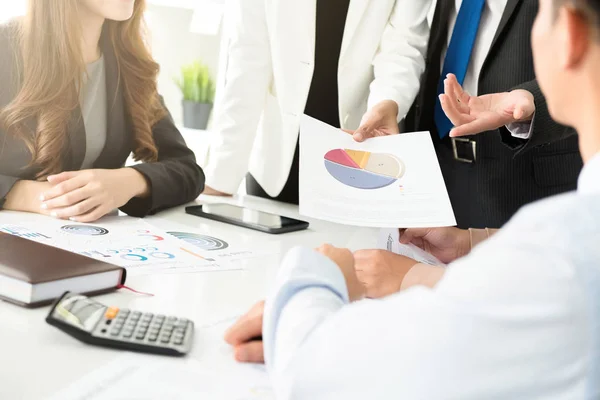 Empresários analisando e discutindo documentos de gráfico financeiro — Fotografia de Stock