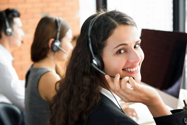 Sorrindo mulher bonita que trabalha no call center — Fotografia de Stock