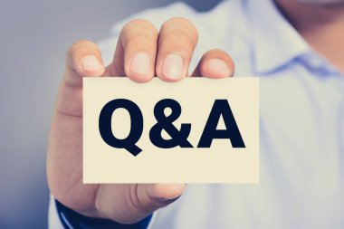 Kartvizit bir adam tarafından gösterilen tabelada Q & A (sorular ve Cevaplar)
