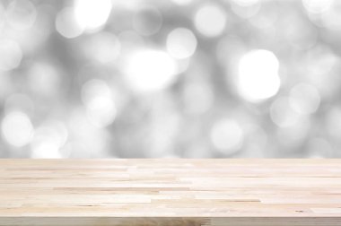 Ahşap masa üstü parlak beyaz bokeh arka plan üzerinde