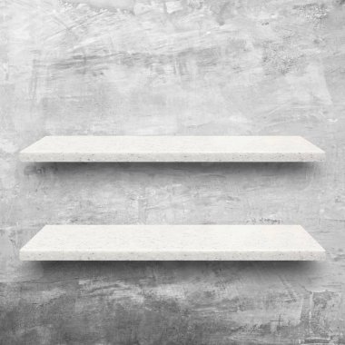 Çıplak beton duvar arka plan üzerinde beyaz taş raflar