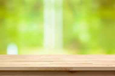 Ahşap masa üstü üzerinde yeşil arka plan bulanıklık