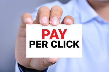 Bir adam tarafından gösterilen kartında Pay Per Click (ya da Ppc) Mesaj