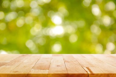 Ahşap masa doğal yeşil bokeh arka plan üzerinde en iyi