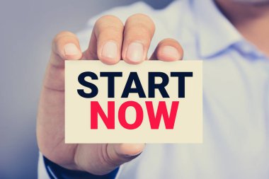 Şimdi mesaj kartındaki bir adam tarafından gösterildiği başlatın