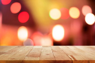 Ahşap masa üstü gece soyut renkli bokeh arka plan üzerinde 