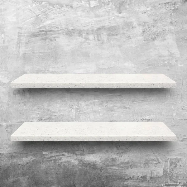 Çıplak beton duvar arka plan üzerinde beyaz taş raflar — Stok fotoğraf