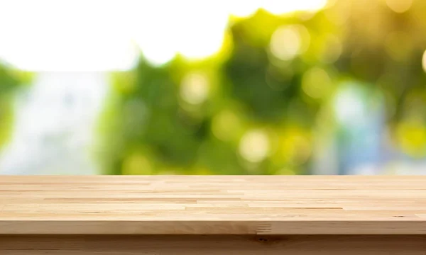 Holz Tischplatte auf natürlichem grünen Bokeh abstrakten Hintergrund — Stockfoto