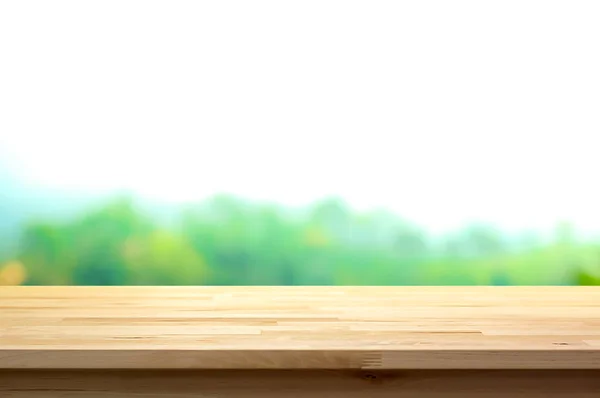 Houten tafelblad op natuurlijke groene achtergrond wazig — Stockfoto