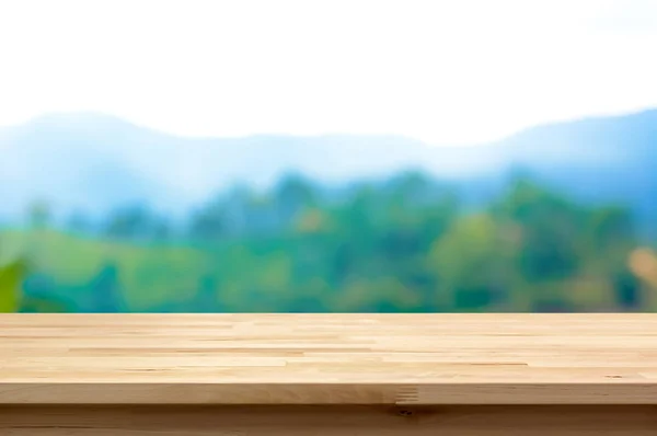 Mesa de madera sobre fondo borroso de montaña —  Fotos de Stock