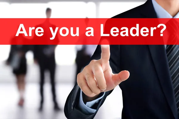 Biznesmen ręką dotykając są ci A liderem? komunikat na ekranie wirtualnych — Zdjęcie stockowe