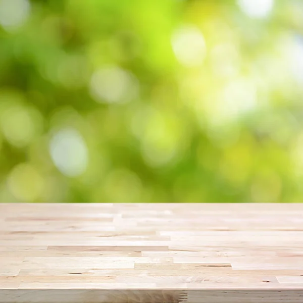 Tampo da mesa de madeira no fundo abstrato bokeh verde — Fotografia de Stock