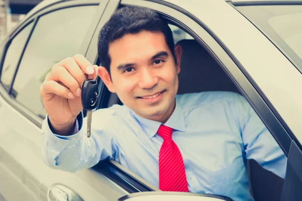 Lächelnder asiatischer Geschäftsmann als Fahrer mit Autoschlüssel — Stockfoto