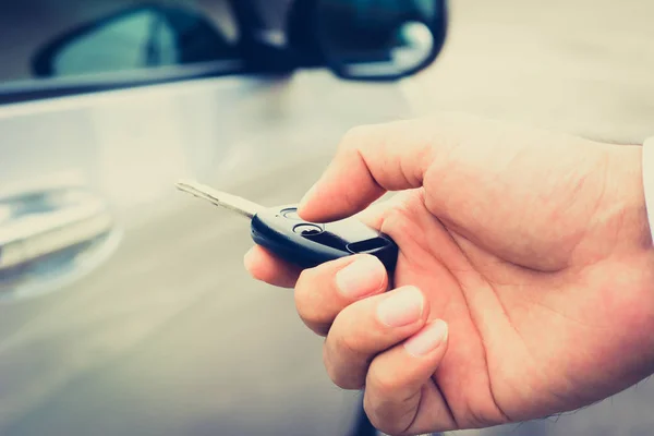 Mano presionando control remoto llave del coche — Foto de Stock