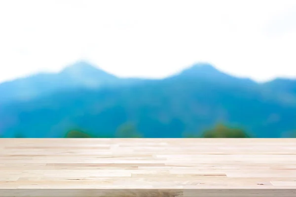 Tampo da mesa de madeira no fundo da montanha borrão — Fotografia de Stock