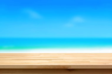 Ahşap masa görüntü mavi plaj arka plan üzerinde en iyi