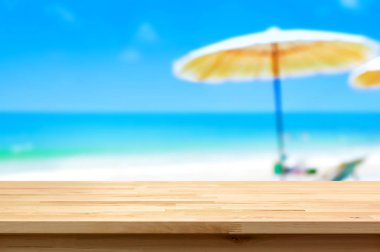 Ahşap masa üstü üzerinde beyaz kum plaj arka plan bulanıklık, tatil arka plan kavramı yaz
