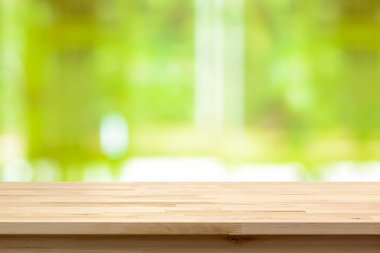 Ahşap masa üstü üzerinde yeşil arka plan bulanıklık