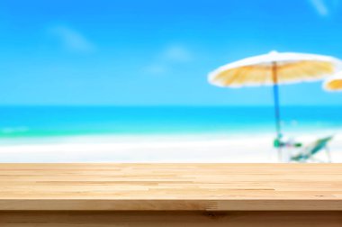 Ahşap masa üstü üzerinde beyaz kum plaj arka plan bulanıklık, tatil arka plan kavramı yaz 