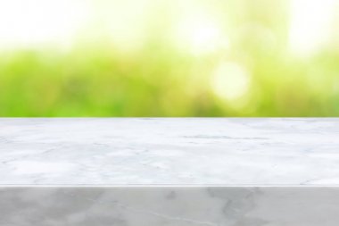 Yeşil bokeh arka plan üzerinde beyaz mermer taş tezgah