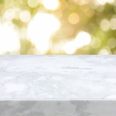 Yeşil bokeh arka plan üzerinde beyaz mermer taş tezgah