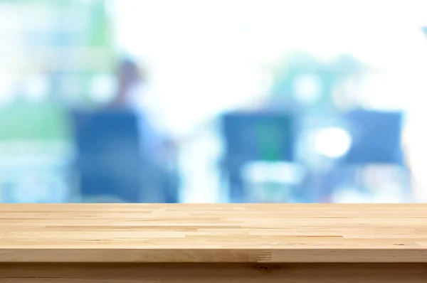 Tampo da mesa de madeira no fundo borrão de uma pessoa sentada em um quarto brilhante — Fotografia de Stock