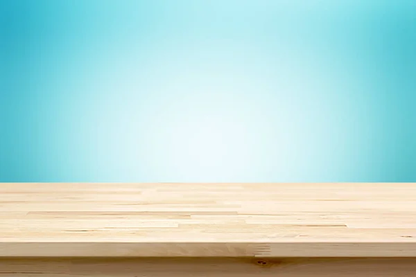 Piano tavolo in legno su sfondo blu sfumato — Foto Stock