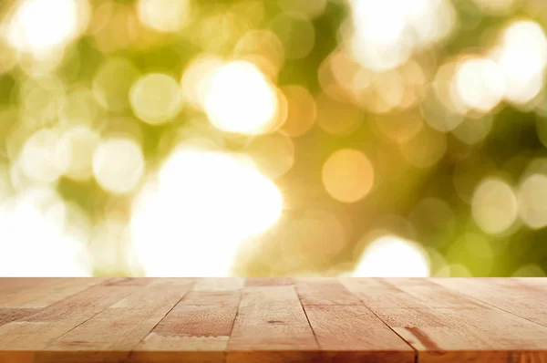 Houten tafelblad op glanzend zonlicht natuurlijke groene bokeh abstracte achtergrond — Stockfoto