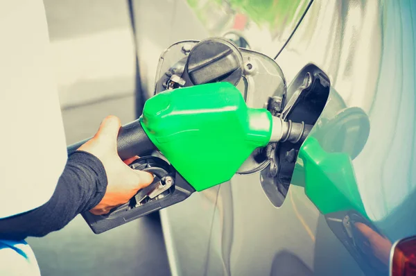 Um homem a encher o depósito de gasolina de um carro — Fotografia de Stock