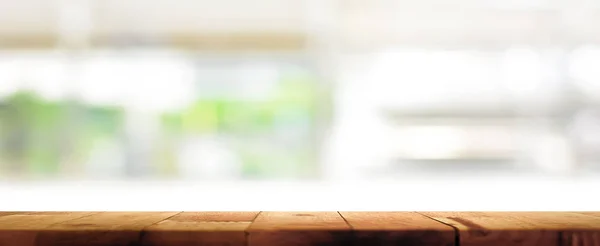 Holz Tischplatte auf verschwommenem Küchenfenster Hintergrund — Stockfoto