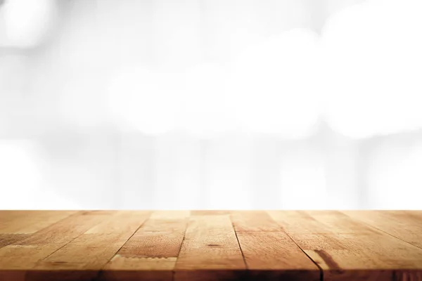 Tampo da mesa de madeira natural no fundo branco borrão — Fotografia de Stock